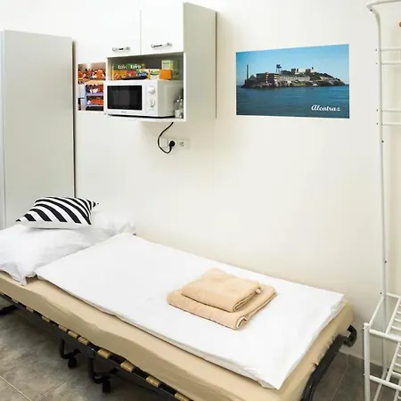 Apartamento Prison - Get Locked Up In Centre Of *